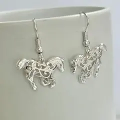 【透かし馬】ハンドメイドピアス 干支 シンプル フックピアス 銀 午年 乗馬