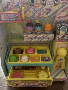 かわいくトッピング　アイスクリームショップ