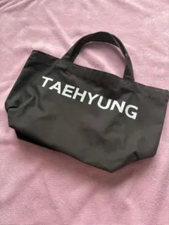 TAEHYUNG ロゴ トートバッグ ブラックのサムネイル