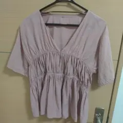 薄いピンクのVネックチュニック