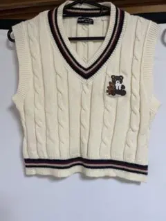 アイボリー ケーブルニットベスト クマ刺繍