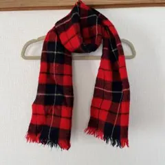 赤と黒のチェック柄マフラー
