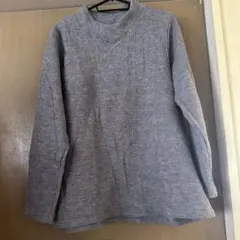 グレーのリブ編みVネックニット