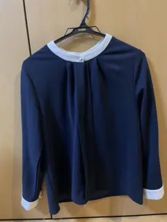 美品　ネイビー タック入りトップス 白い襟付き