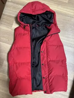 GU フード付き赤ダウンベスト