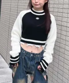 SPIRALGIRL ロゴプレート付きラグランダメージショートニット　ブラック