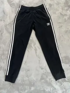 adidas 黒 ストライプ ジャージパンツ