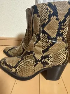 【ZARA】パイソン柄ジッパー付きショートブーツ　36