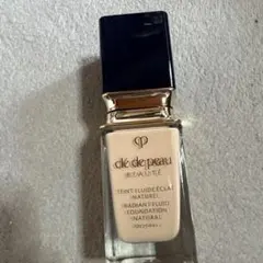 クレ・ド・ポー ボーテ　タンフリュイドエクラ ナチュレル　オークル10