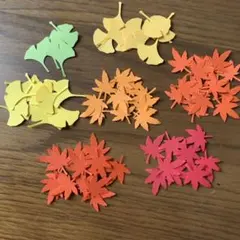 クラフトパンチ(秋)ミドルサイズ　紅葉50枚、イチョウ25枚のサムネイル