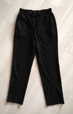 GU 黒 ストレートパンツ ゴムウエスト 裾スリット