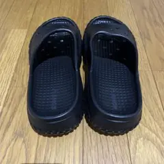 ブラック スリッポンサンダル 通気孔付き