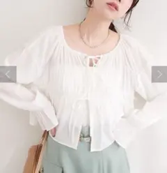 新品natural couture 楊柳シャーリングリボンブラウス オフホワイトのサムネイル