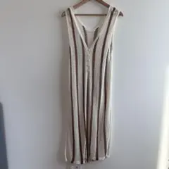 アイボリーとブラウンのストライプニットベスト