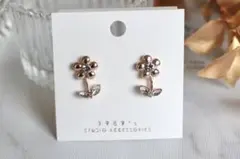 期間限定SALE中❣️✨新品　未使用✨ピアス　シンプル　大人　綺麗　花