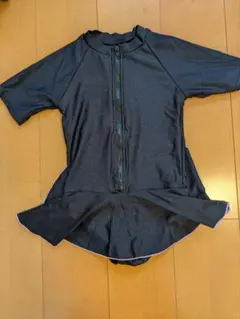 黒いフリル付きラッシュガード 半袖 130