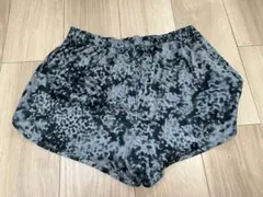 adidas グレー・カモフラージュ ショートパンツ