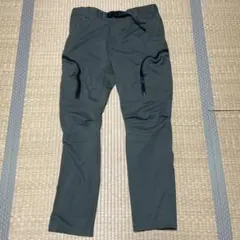 グレーのストレートレッグパンツ