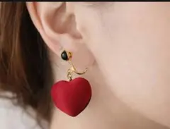 【依頼により値下げ】揺れる赤と黒のハート型イヤリング