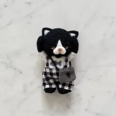 羊毛フェルト　ハンドメイド　ねこさんブローチ　おさかなワンポイントTシャツのサムネイル