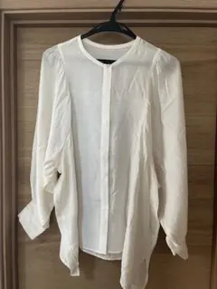 オフホワイトブラウス