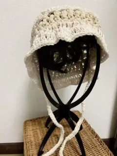 かぎ針編みバケットハット ベージュホワイト　紐付き　クラッシャーハット