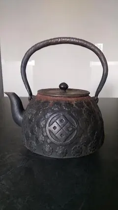鉄瓶 鋳鉄製 四角形 槌目模様 煎茶道具 鉄瓶 鋳鉄製 四角形 槌目模様 煎茶道具 - メルカリ