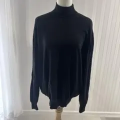 黒のタートルネックニットのサムネイル