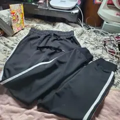 黒のスリムフィットパンツ サイドライン付き