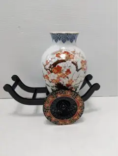 G2746【未使用品】九谷焼 新山窯 花瓶 御所車台座付き 金彩梅絵 花器 共箱のサムネイル