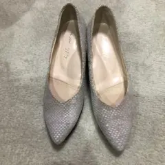 グレー ポインテッドトゥ シューズ 低ヒール