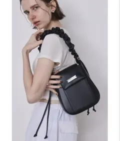 un/neu ギャザーハンドルフェイクレザーレザーフラップバッグ ブラック