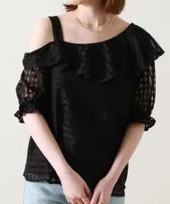 cheek　ワンショルフリルブラウスのサムネイル