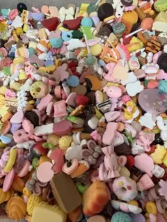 可愛いプラパーツランダム１００個　デコレーションパーツ