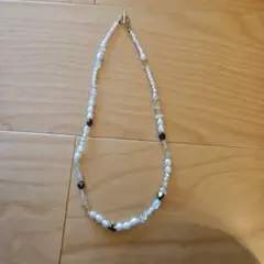 パールとクリスタルのロングネックレス