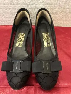 Y*︎様 Ferragamo 黒 メッシュパンプス リボン付き
