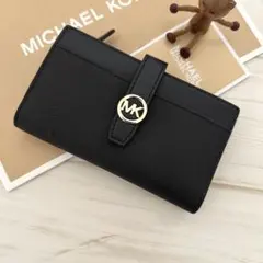 コンパクトな折り財布✨ 新品 MICHAEL KORS 折り財布 ブラック