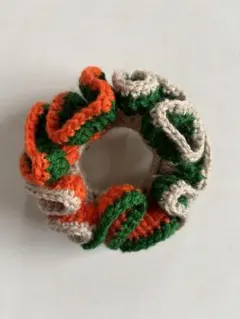 ニットシュシュ オレンジ 緑 フリルデザイン