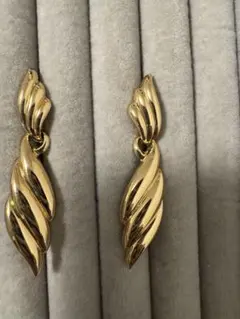 avon ゴールド　揺れる　イヤリング