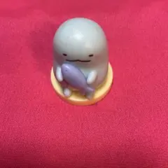 青いキャラクター フィギュア 魚付き　チョコエッグ