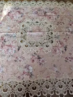 花柄テーブルクロス レース付き　淡いベージュ