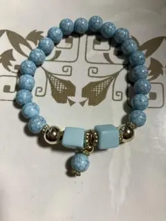 水色ビーズのハンドメイドブレスレット