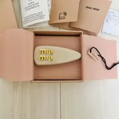 MIU MIU パテントレザー ヘアクリップ ピンク - メルカリ
