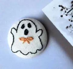 おばけ刺繍の布製ブローチ