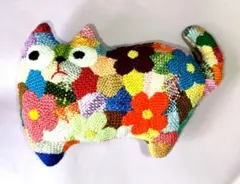 ダーニング刺繍のねこしっぽ付きぬいぐるみのサムネイル