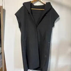 フード付きダークグレーのベスト