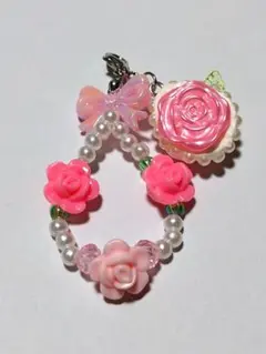 薔薇のチャーム付きリボンと薔薇のストラップ