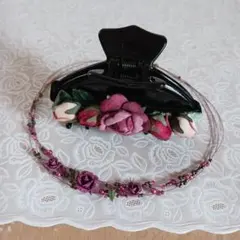 レストローズ花飾り付き黒ヘアクリップとネックレス