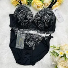 F85 ブラジャーショーツセット　新品タグ付き　黒薔薇刺繍