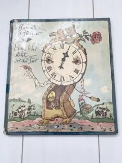 Eine Uhr steht vor der Tuer